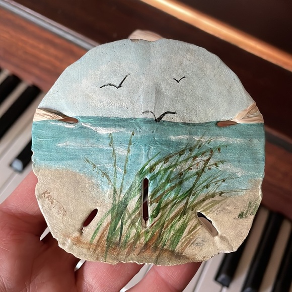 Hand painted sand dollar - Picture 9 of 13